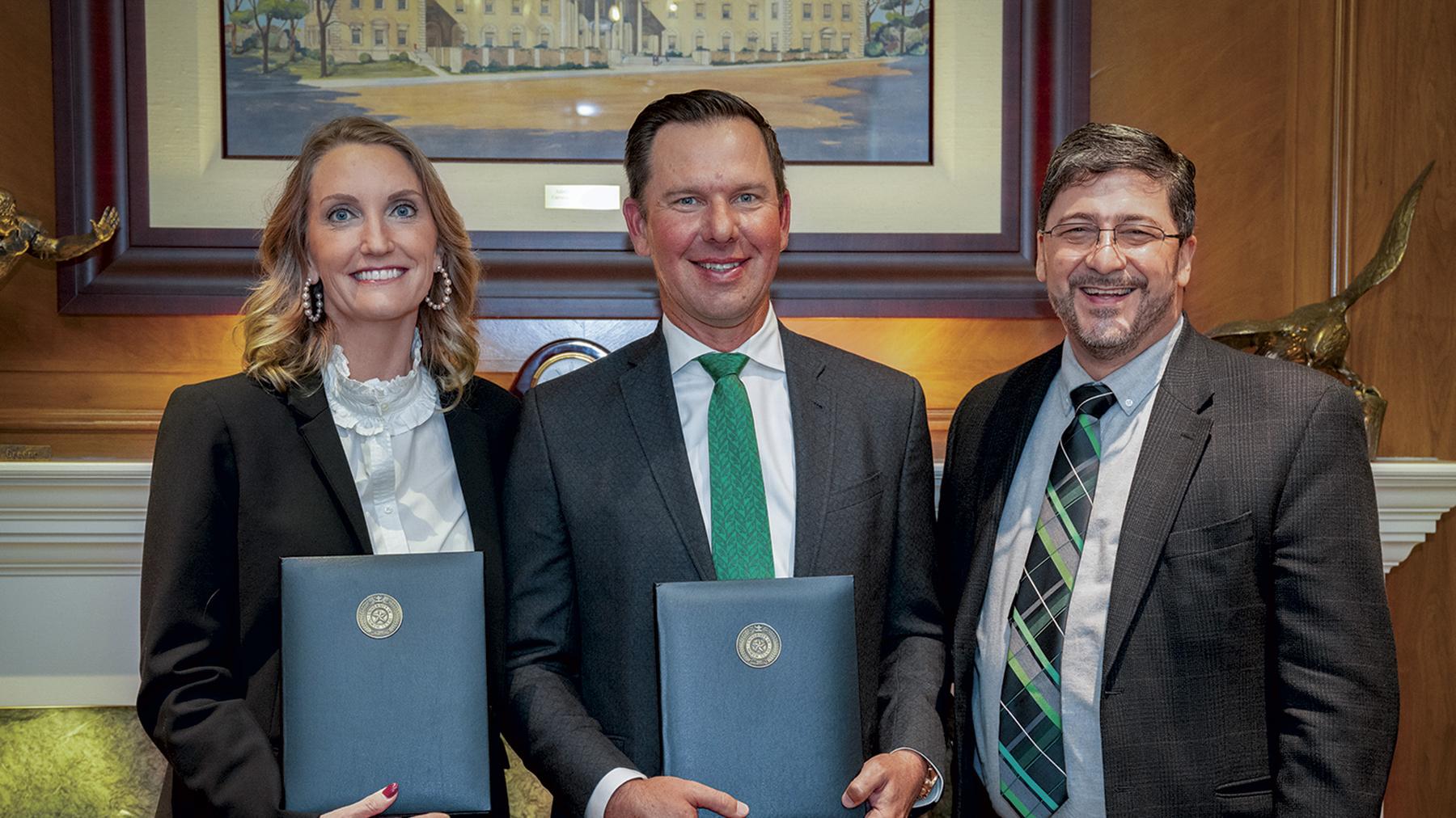 From left to right, Jessica and Dr. Colin Meyer ('97 TAMS) with TAMS Dean Glênisson de Oliveira.